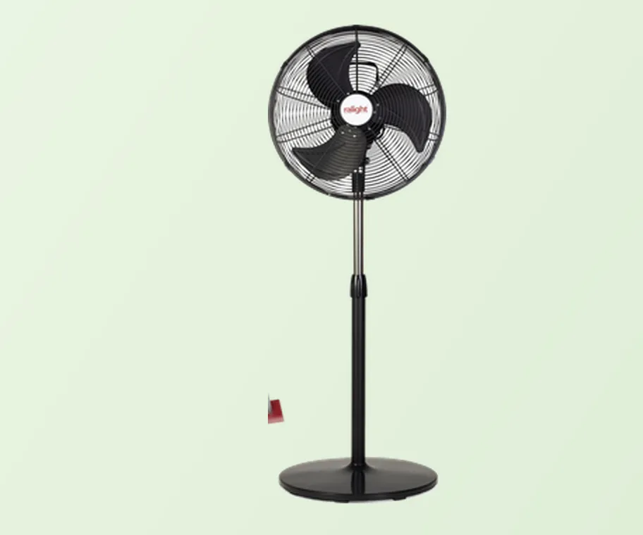 Ralight staande ventilator op een lichtgroene achtergrond.