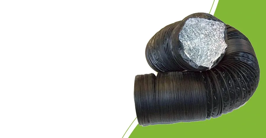 Combi Connect luchtslang met zwarte buitenmantel en aluminium binnenzijde op een groene achtergrond