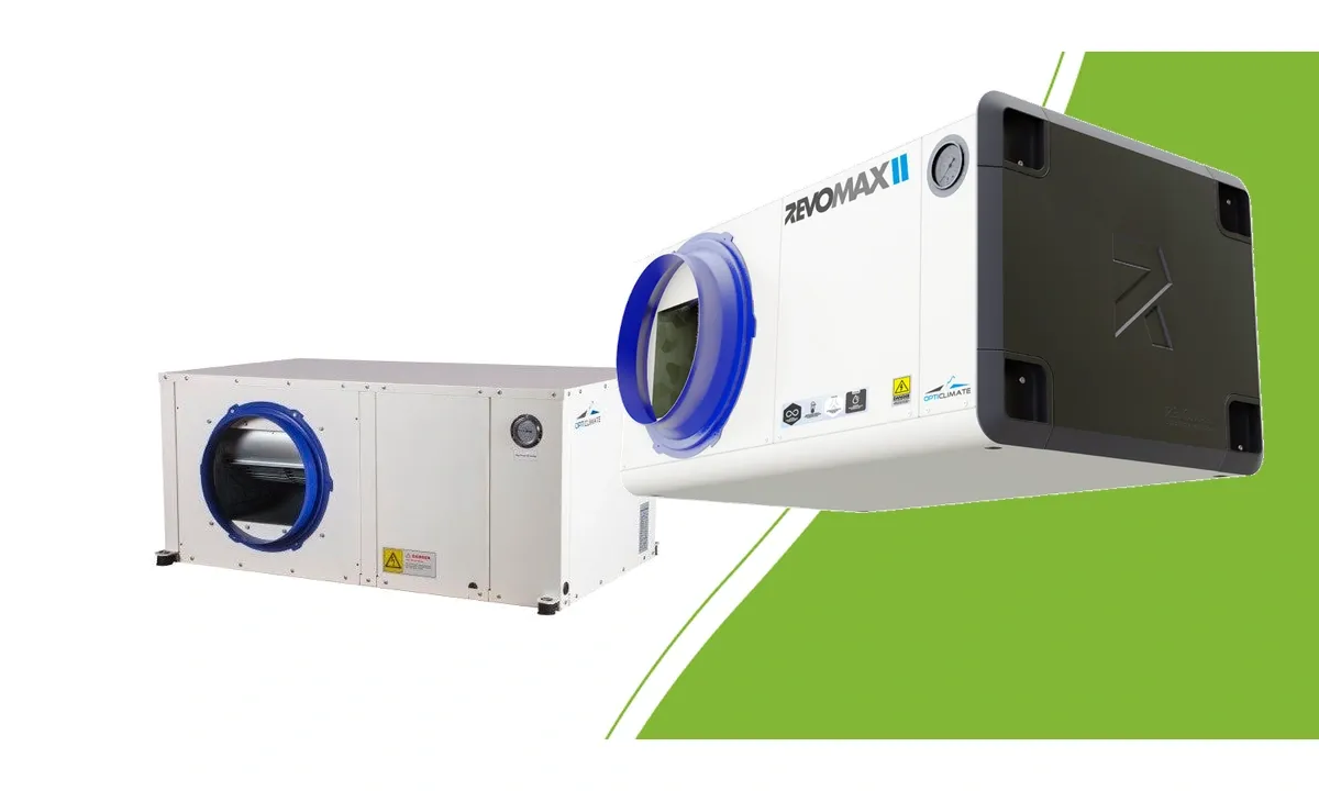 Opticlimate 3500 PRO3 en RevoMax II 10.000 klimaatunits op een groene achtergrond